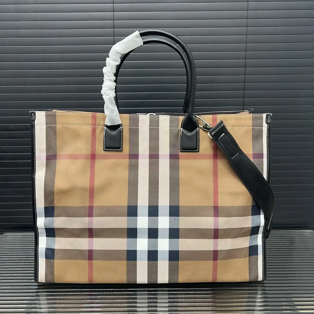 Burberry Classic checkered canvas tote bag