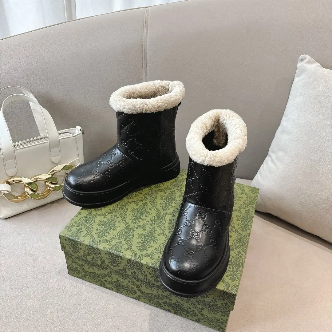 Gucci ankle boots black leather with embossed GG logo and white shearling lining winter footwear