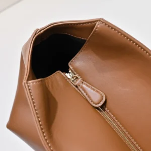 Saddle leather shoulder bag with zipper detail, showcasing soft, delicate texture and spacious interior, ideal for commuting.