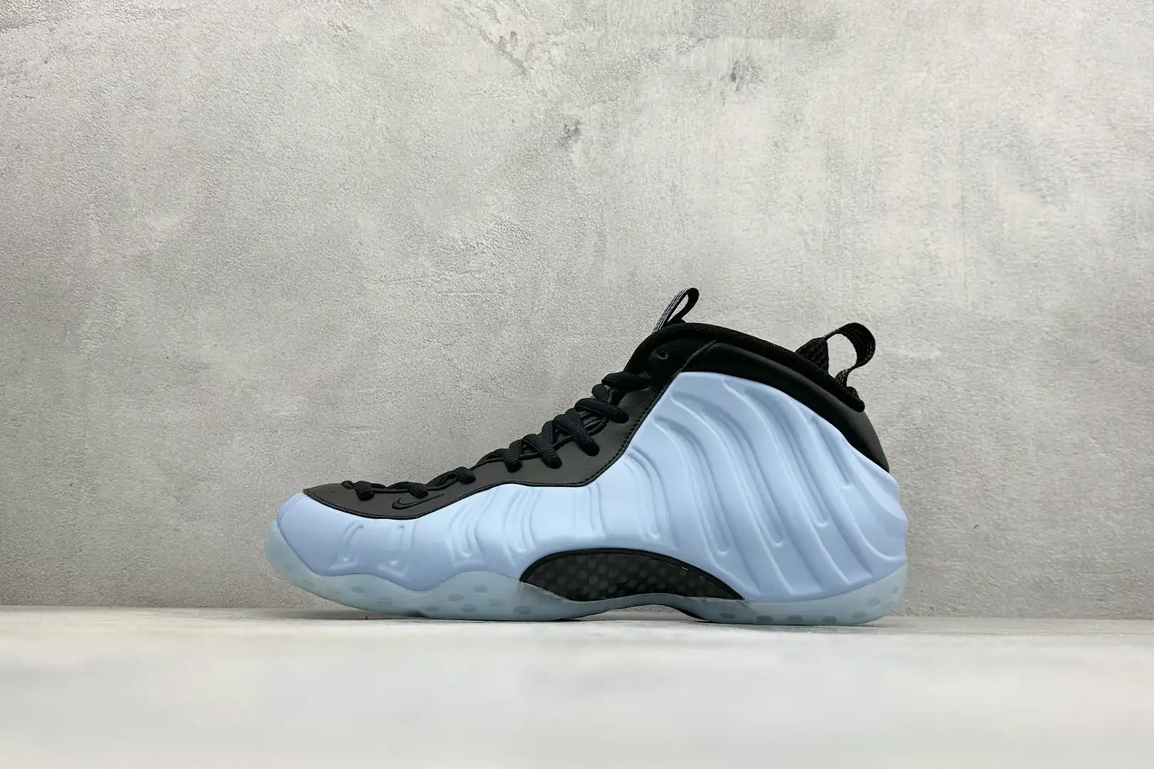 Nike Foam One Spray Bubble Assist
