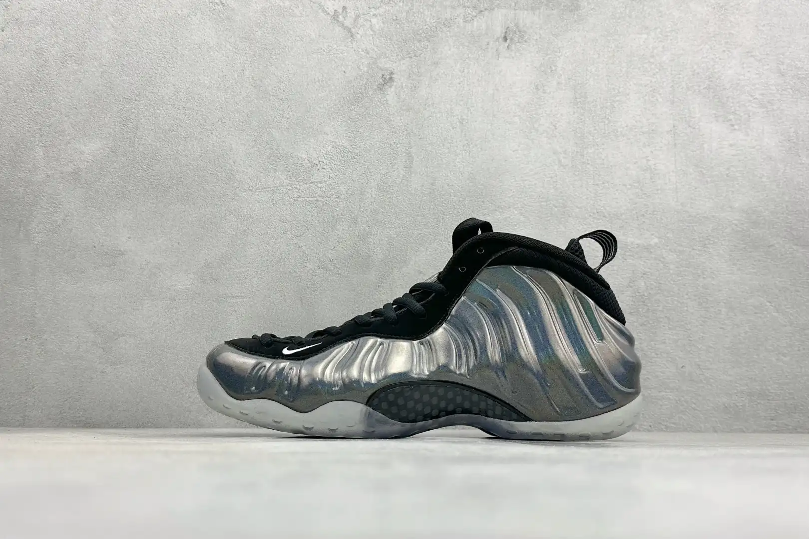 Nike Foam One Spray Bubble Assist