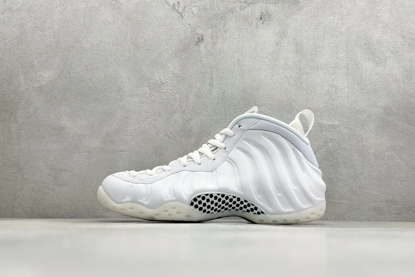Nike Foam One Spray Bubble Assist