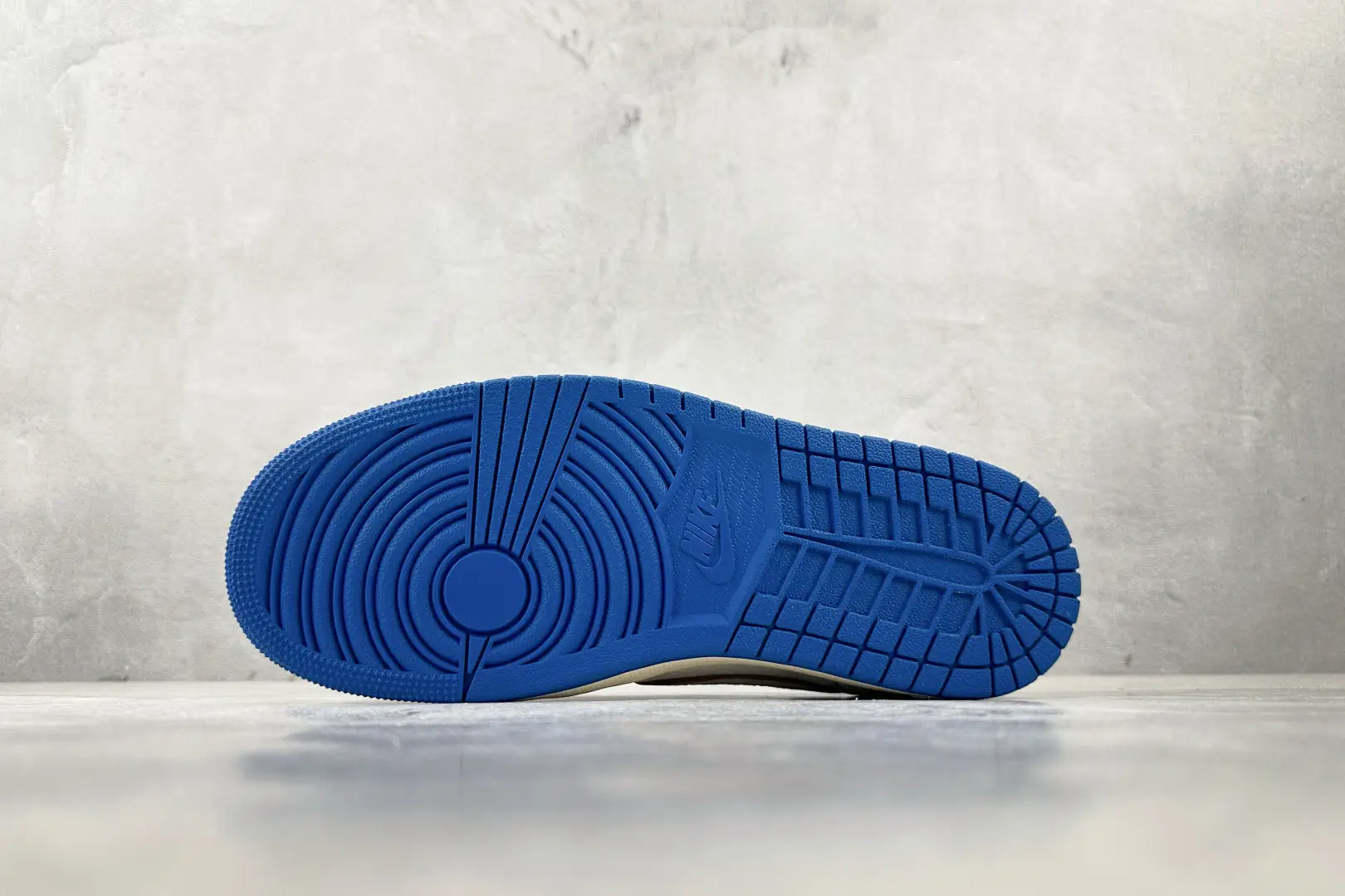 Nike Jordan 1 Retro High OG DZ5485-612 Varsity Red Black Sail Muslin cow leather sneaker blue sole visible