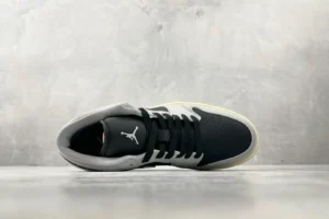 Nike Jordan 1 Retro High OG Lost and Found DZ5485-612 black varsity red sail muslin cow leather sneaker