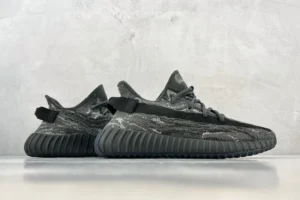 Adidas Yeezy Boost 350 V2 Black Static reflective Primeknit sneakers with ribbed sole