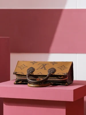 Louis Vuitton Pochette Métis 25 M44572 brown monogram canvas crossbody bag with leather handles and gold zipper