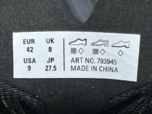 No visible brand or model information to generate SEO-optimized alt text for this sneaker label image.