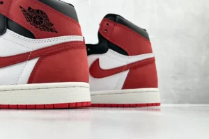 Nike Jordan 1 Retro High OG DZ5485-600 Chicago colorway red white black leather sneakers