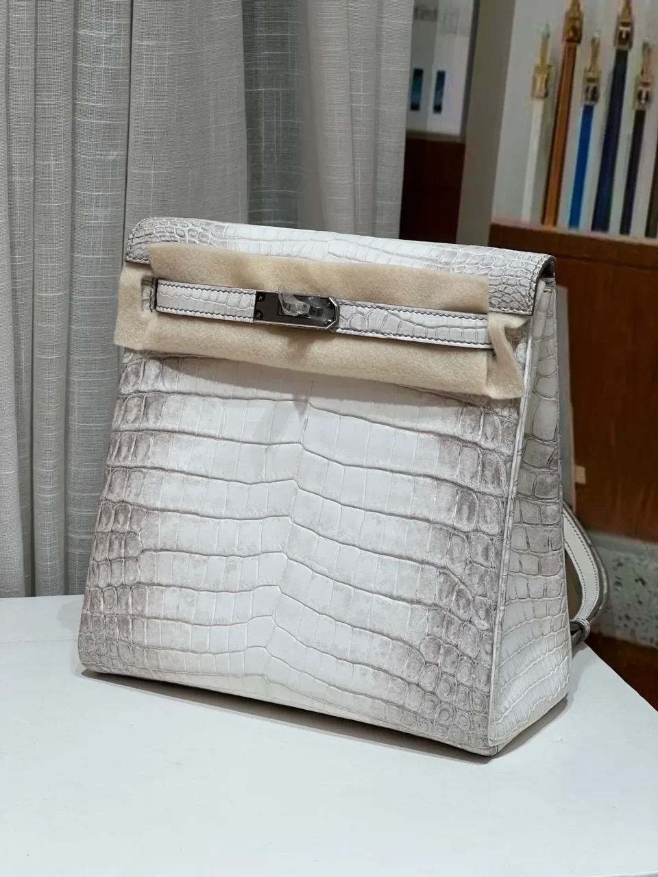 Hermès Kelly 32 handbag white Himalayan crocodile leather with silver hardware and beige felt protector