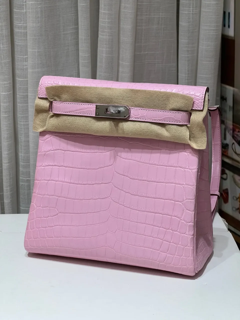 Hermès Kelly 32 pink alligator leather handbag with silver hardware and beige protective felt cover