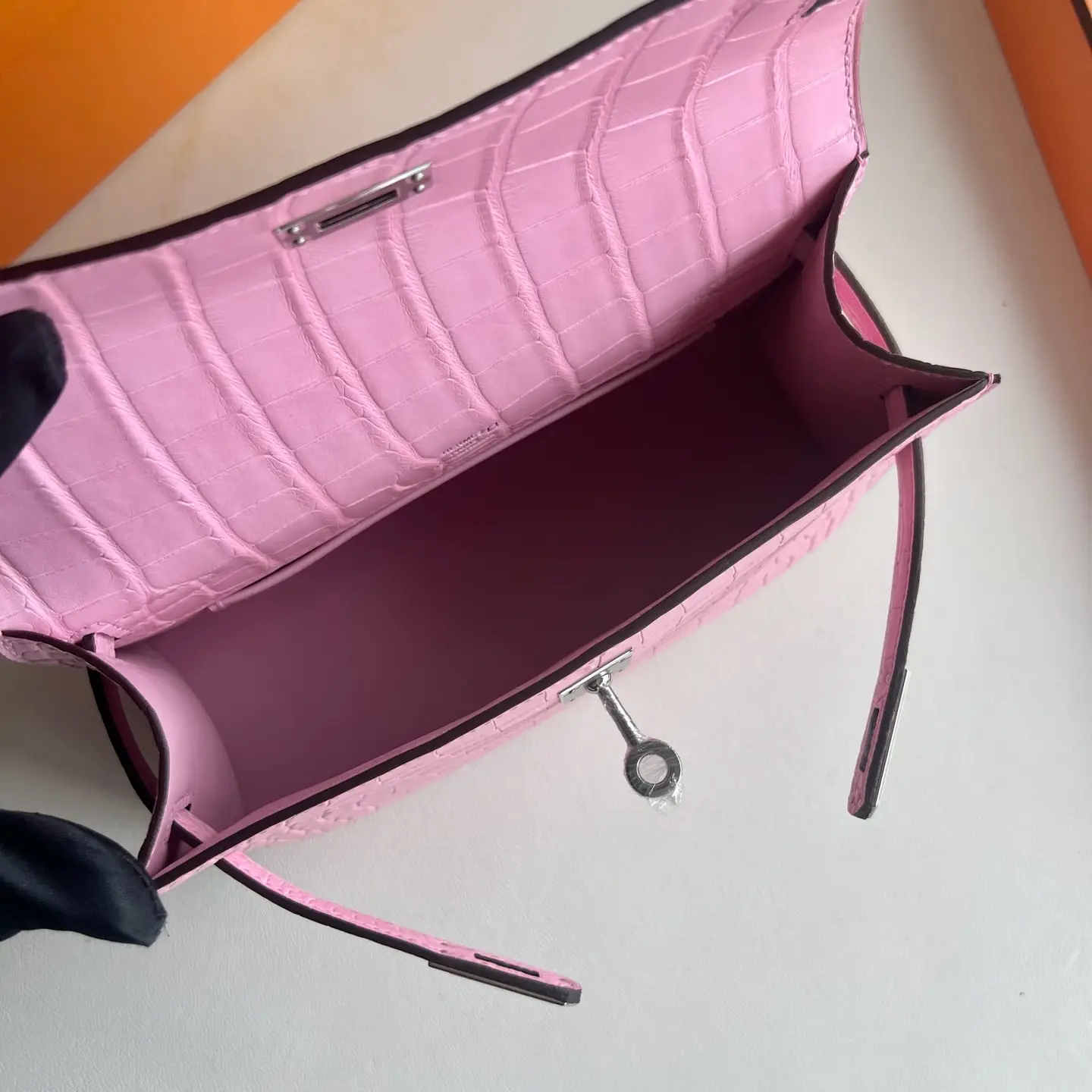 Hermès Kelly 25 small bag bubblegum pink crocodile leather with silver hardware interior view