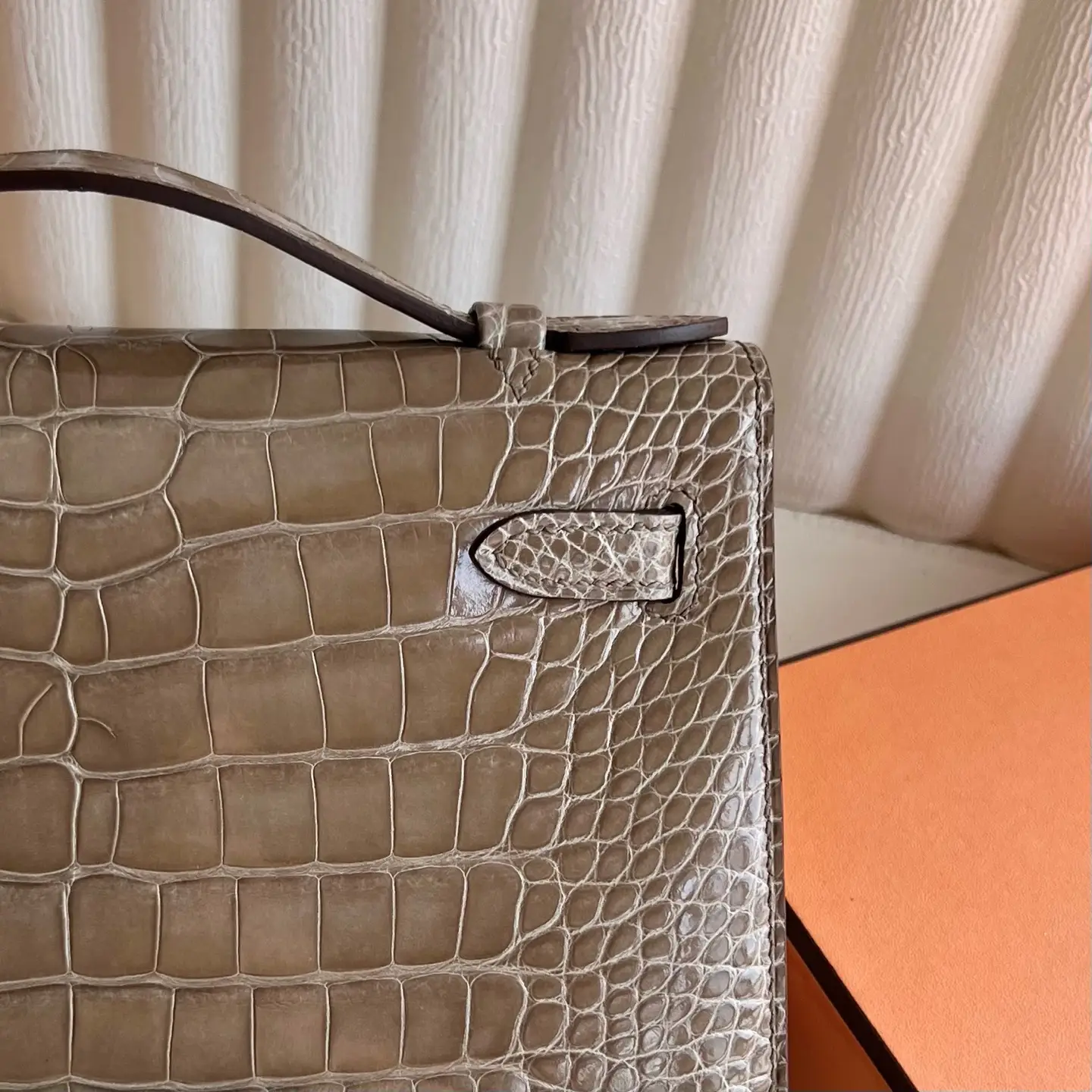 Hermès Kelly 32 taupe crocodile leather handbag with top handle and silver hardware