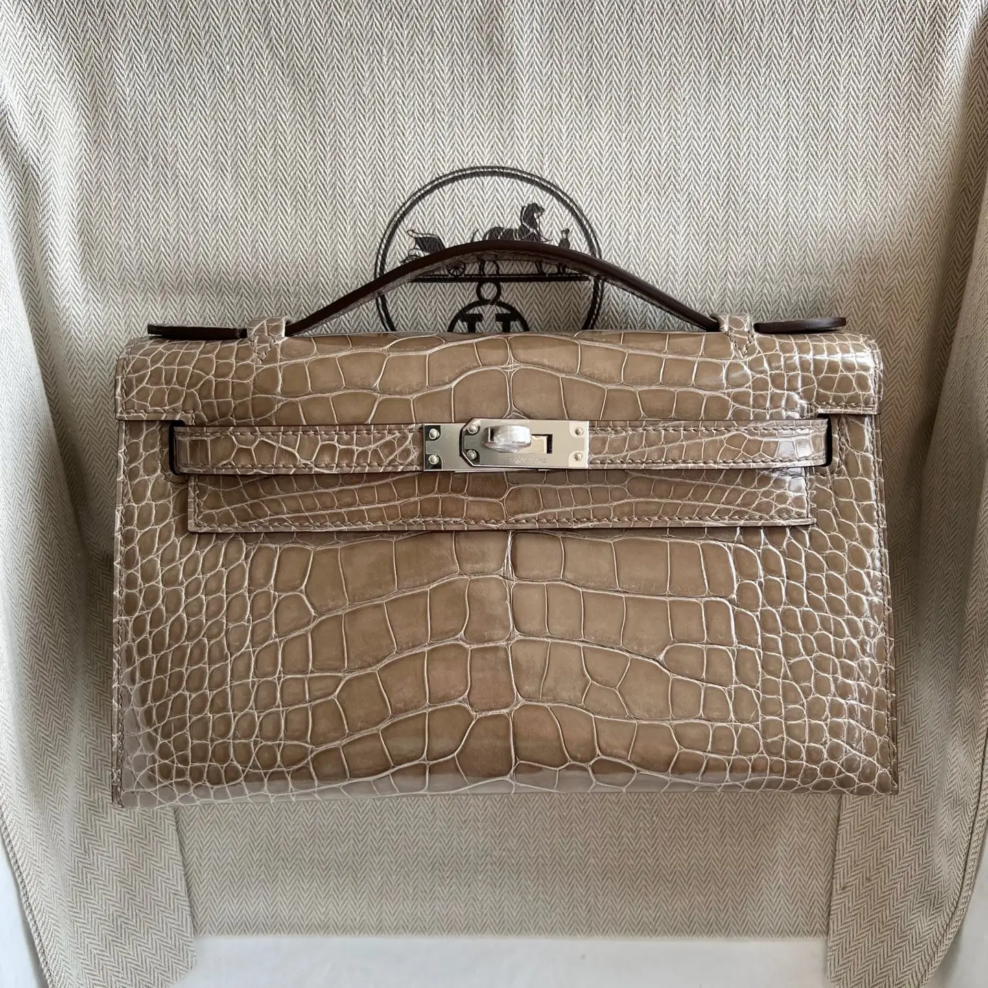 Hermès Kelly Cut 25 taupe beige crocodile leather top handle bag silver hardware