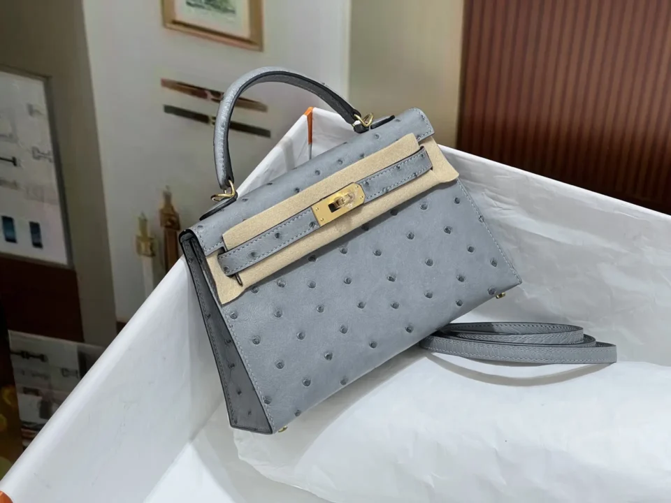 Hermès Kelly 25 gray ostrich leather handbag with gold hardware and top handle