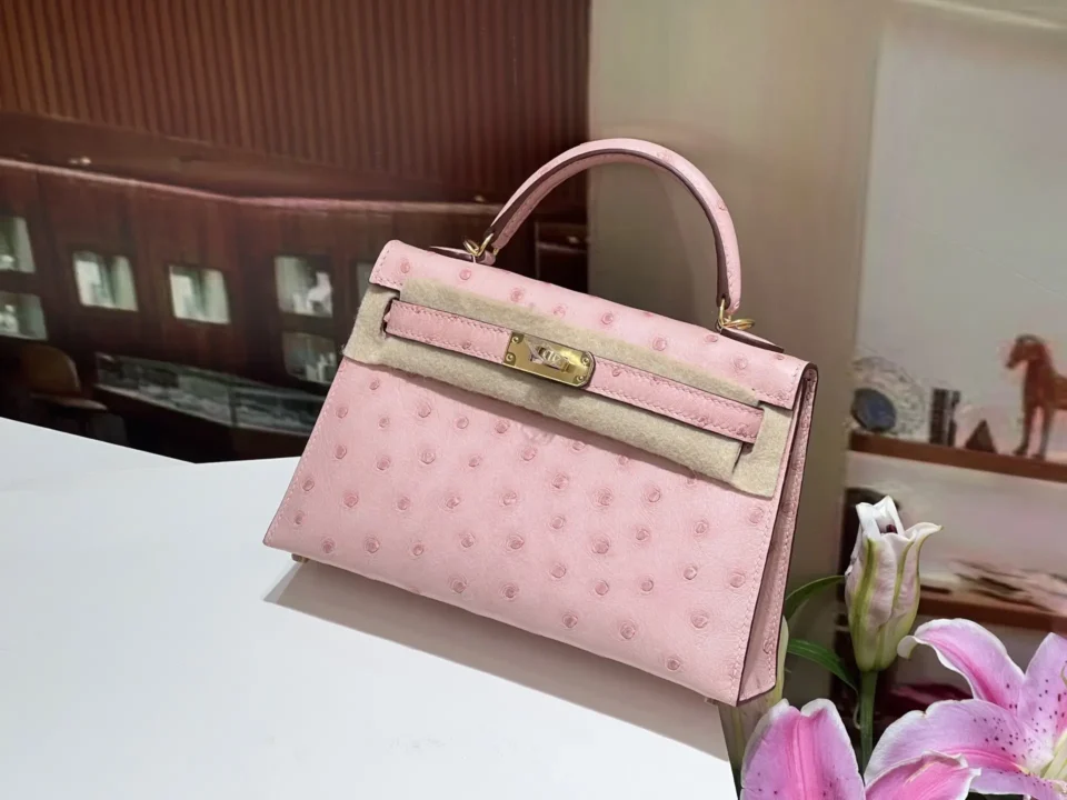 Hermès Kelly 28 pink ostrich leather handbag gold hardware with top handle and flap closure