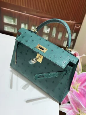 Hermès Kelly 25 small size green ostrich leather handbag with gold hardware lock and top handle