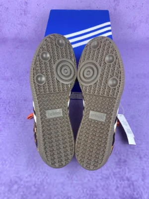 Adidas Samba OG sneakers brown white black leather suede with rubber sole outsole pattern and blue box