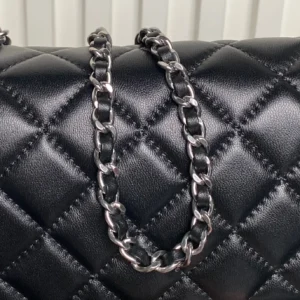 Silver chain detail on Chanel 25B Exquisite Double C-Button CF Series AS5 bag, featuring quilted black lambskin texture.