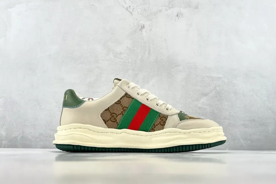 Gucci Screener low-top sneaker beige green red canvas leather upper with logo print