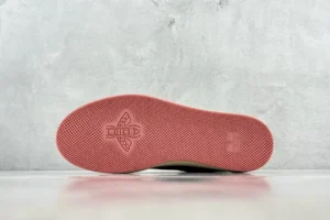 Gucci Screener Distressed Leather sneaker sole with textured surface and logo, showcasing the product's design and quality for e-commerce listing.