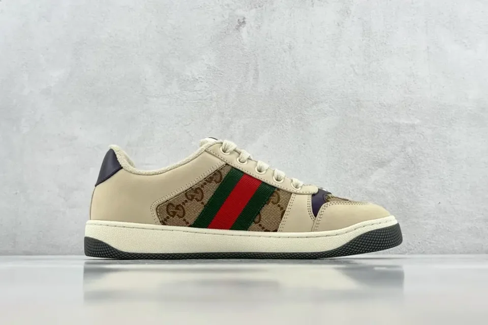 Gucci Screener low top beige leather sneakers with GG canvas and red green stripe detailing