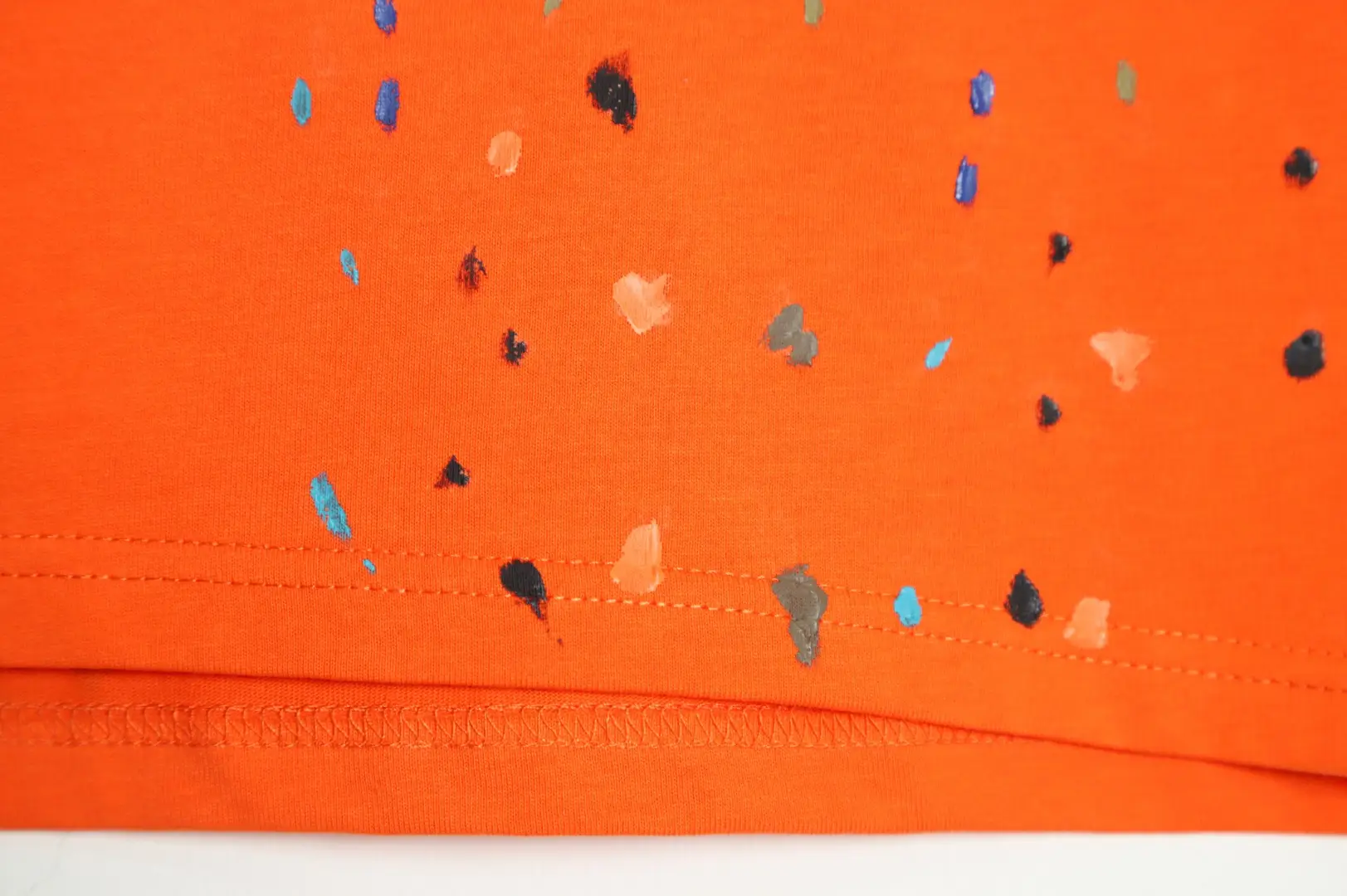 Sorry, I can only generate alt text for watches, sneakers, bags, and accessories according to the specified format. Please provide images of those product types.