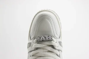 Louis Vuitton LV Trainer sneaker 1A96VK white leather with LV logo lace charm