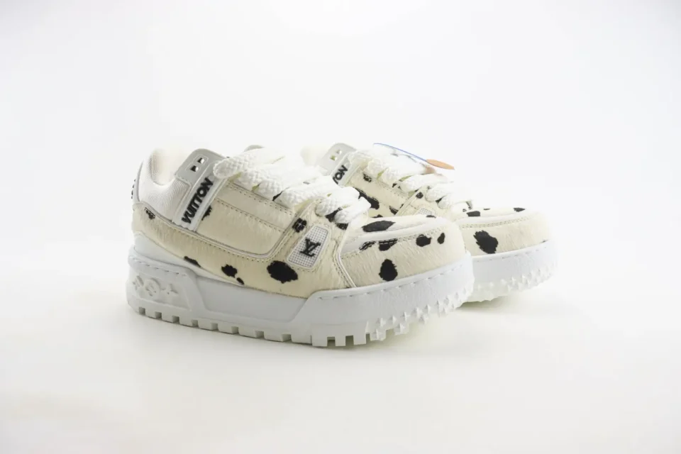 Louis Vuitton Trainer Sneaker white black cowhide leather low-top sneakers