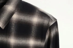 The image does not contain watches, sneakers, bags, or accessories, so SEO-optimized alt text per the given product type rules cannot be generated. Please provide an image of any of those four product types.