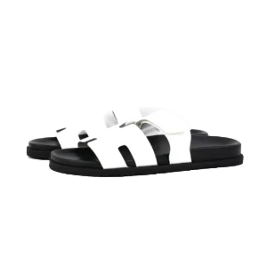 Hermes luxury replica slippers in white, featuring a flat sole and stylish strap design, showcasing quality craftsmanship for the 2025 collection.
