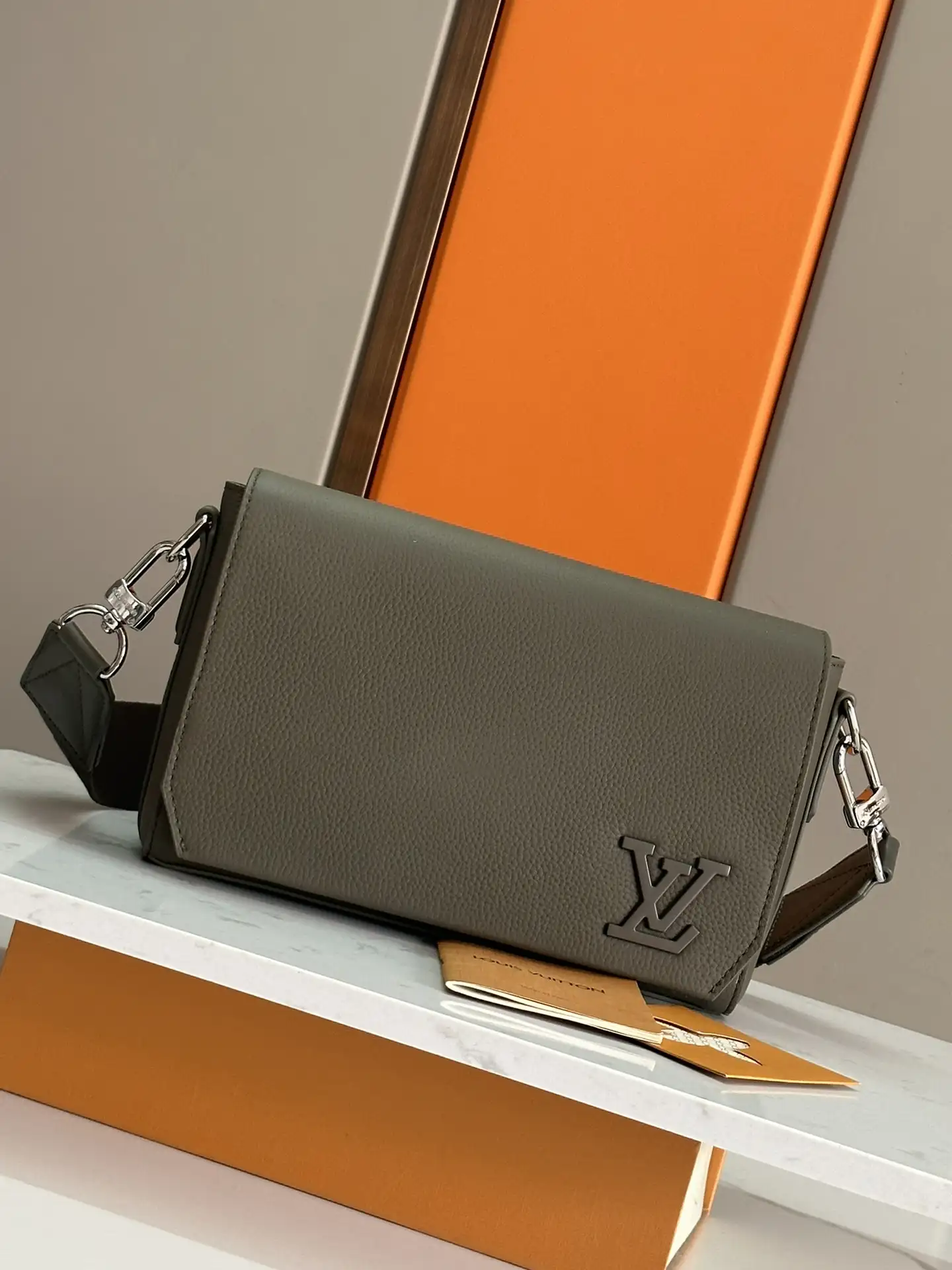 All steel hardware. This ilot mini handbag is made of grain leather
