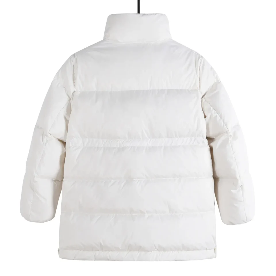No brand or model information is provided for this white puffer jacket, so I cannot generate alt text as per your specified structure. Please provide the brand, model, and material details.