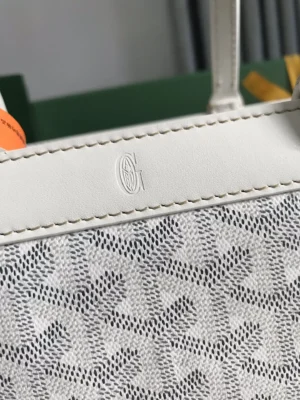 Goyard Tote Bag Commuter Series close-up showing embossed logo and textured canvas pattern, highlighting luxury design and craftsmanship.