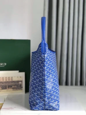 Goyard Hobo Boh è Me Stray Bag in blue, showcasing the bag's distinctive pattern and shoulder strap, set against a neutral background with decorative elements.