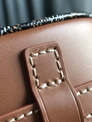 Hermès Kelly 28 Box Calf leather bag in gold brown with contrast white stitching and natural cattle leather trim