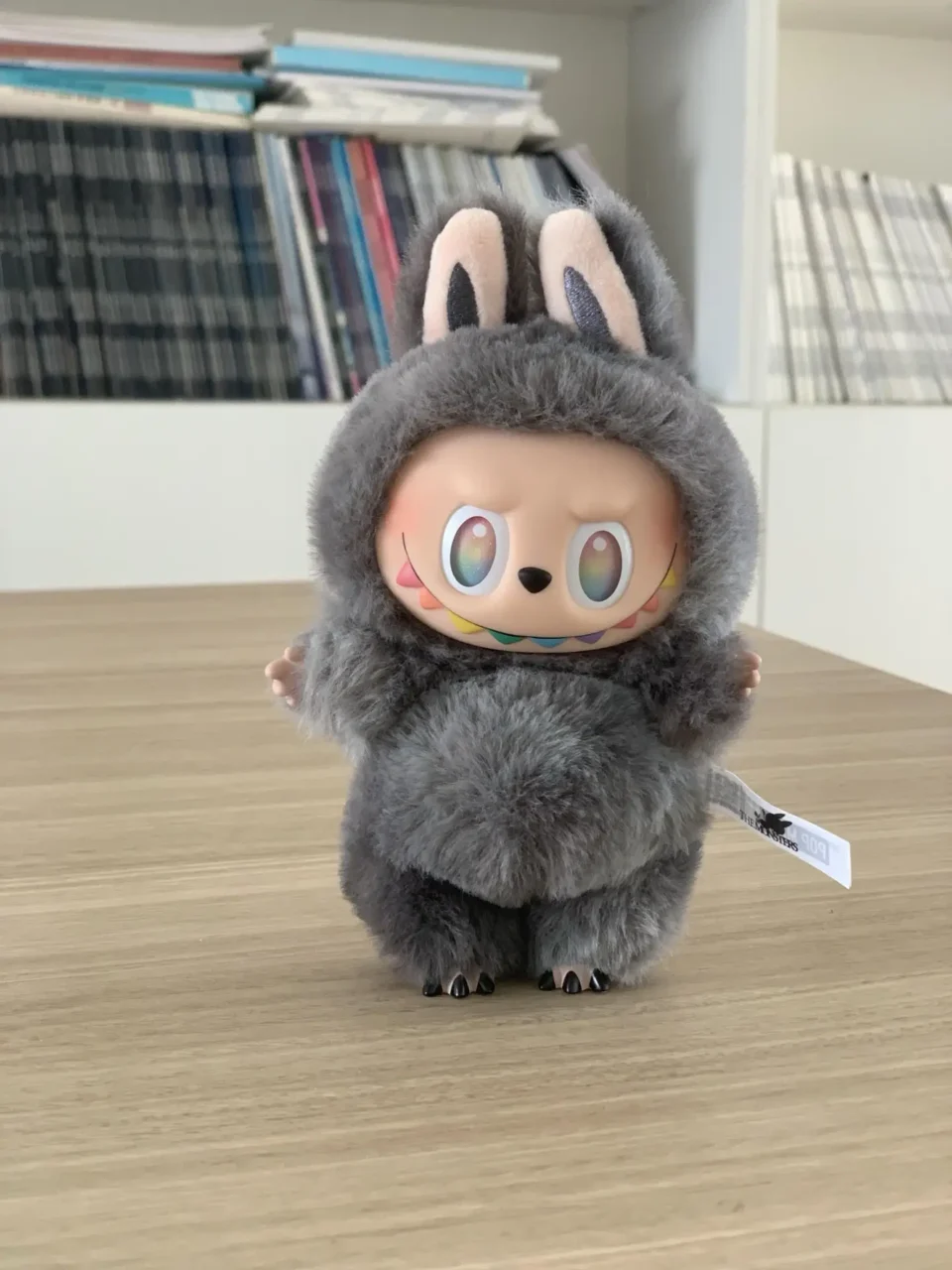 Sorry, I can only create alt text for watches, sneakers, bags, and accessories as specified.