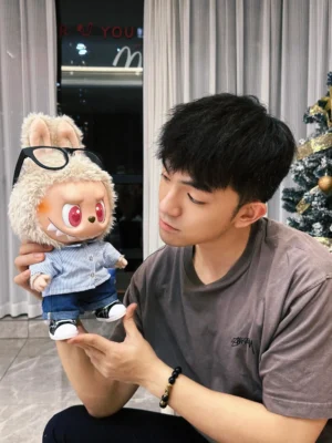 Stüssy t-shirt brown cotton casual top with small black logo on chest and short sleeves