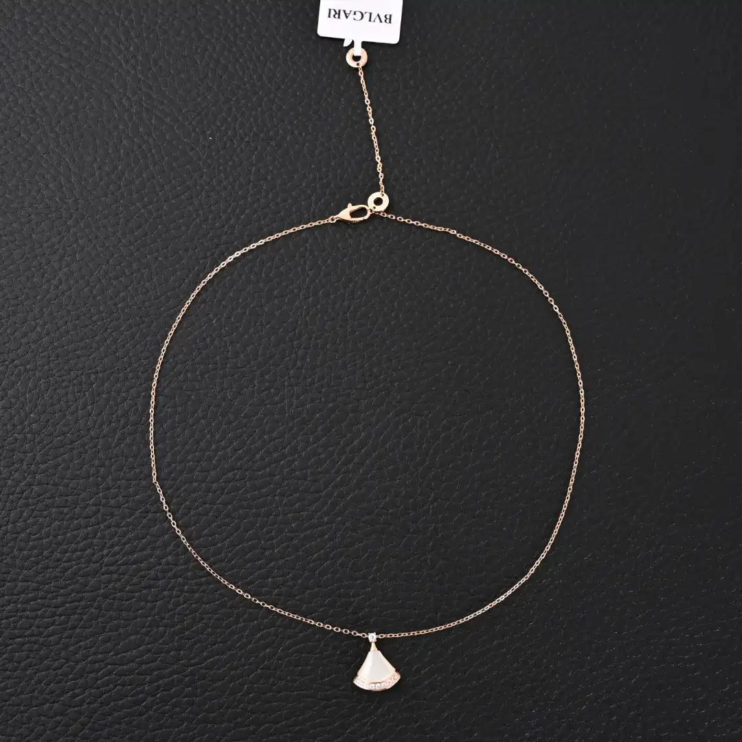 BVLGARI Diva fan-shaped white mother of pearl small necklace