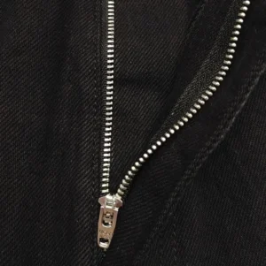 The image does not clearly show a complete product or identifiable brand, model, or key features as required for the specified SEO-optimized alt text format. Please provide an image with a visible product and identifiable details.