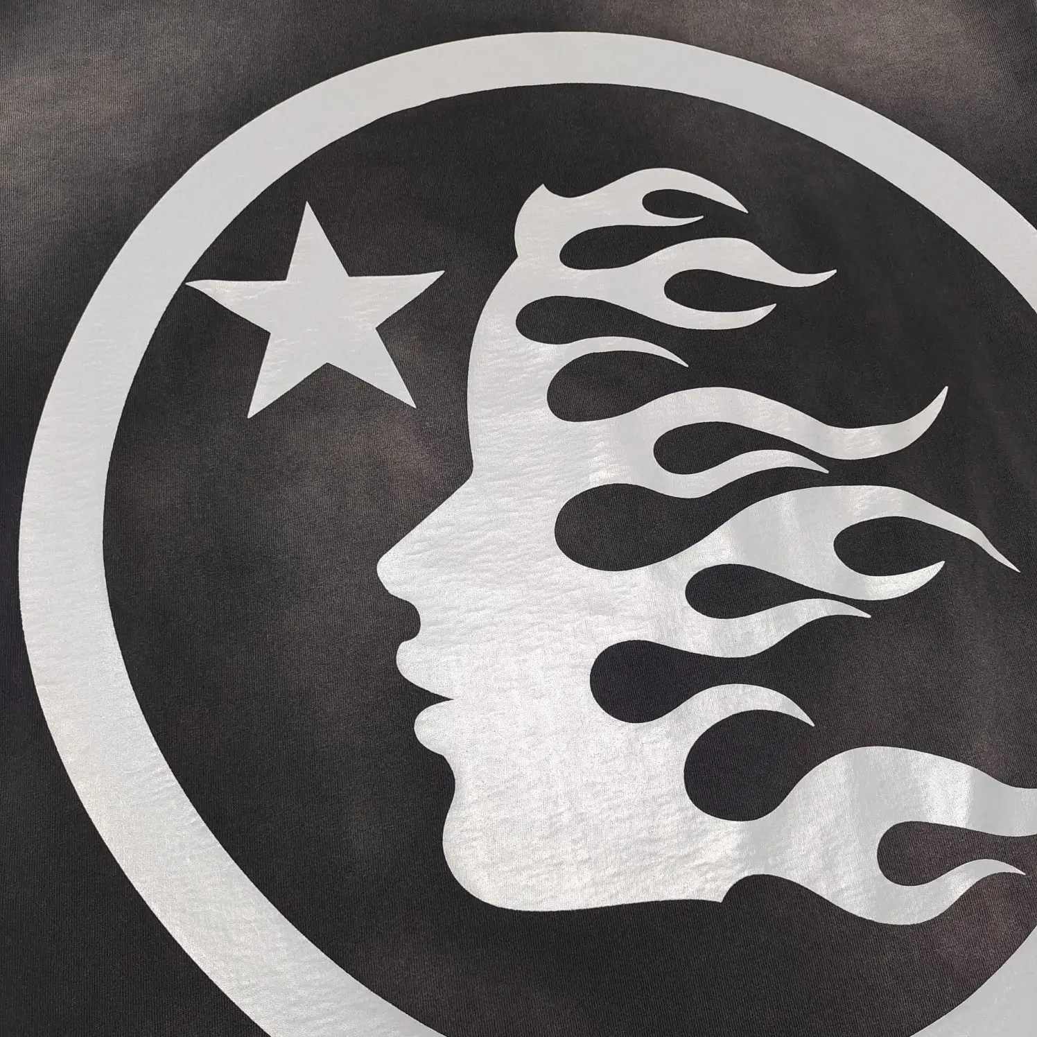 Sorry, I cannot generate alt text for this image as it does not contain a specific product or follow the structure provided for watches, sneakers, bags, accessories, or clothes.