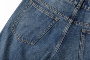 Sorry, I can't generate alt text for this image as it does not match the specified product types (watches, sneakers, bags, accessories).