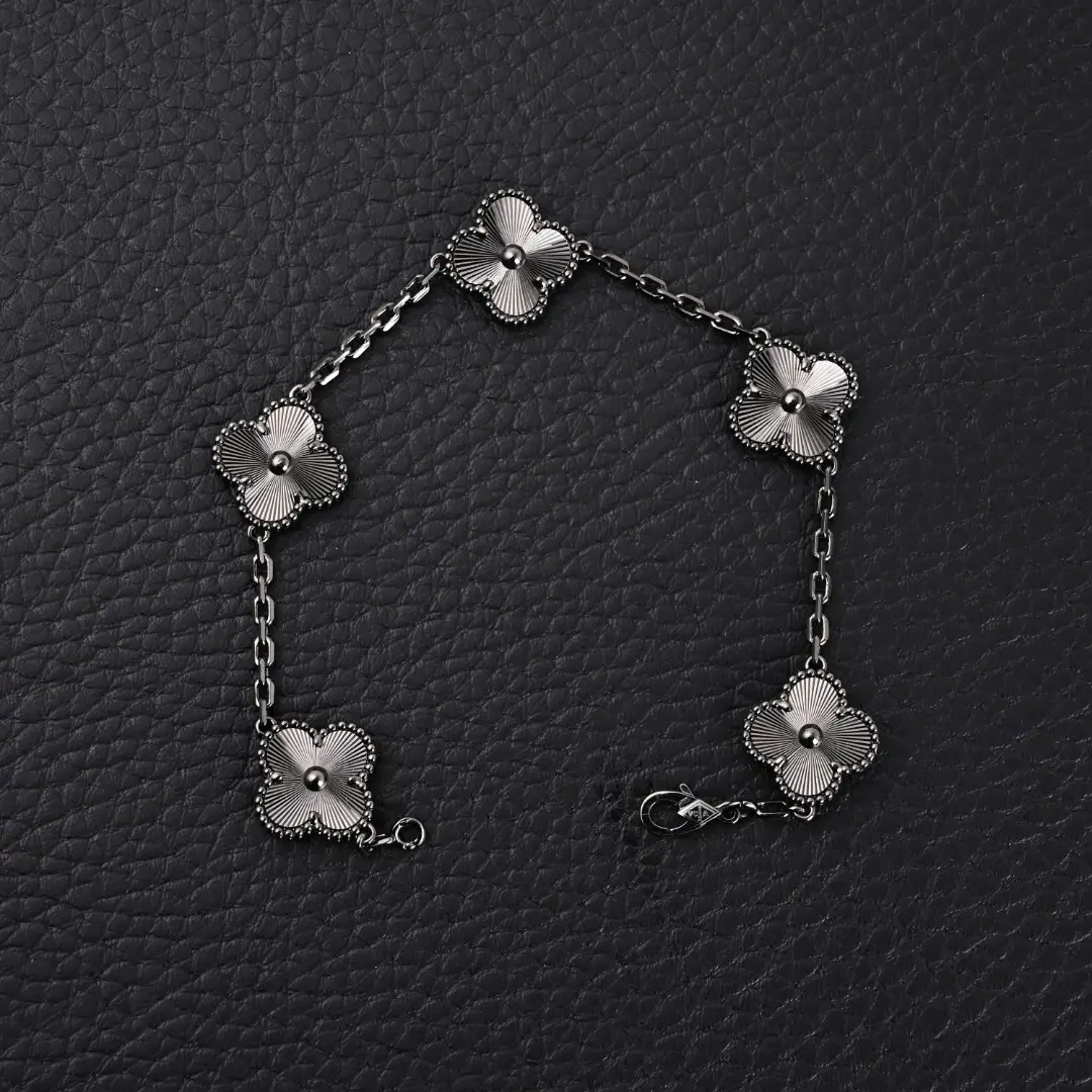 Van Cleef & Arpels Alhambra bracelet silver clover motifs stainless steel chain accessory