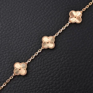Van Cleef & Arpels Alhambra bracelet rose gold metal clover motifs delicate chain accessory