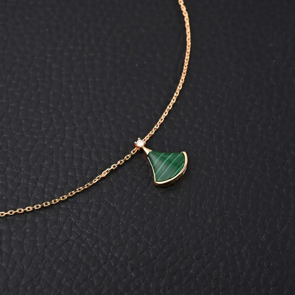 Tiffany & Co. necklace green malachite pendant 18k gold chain delicate accessory