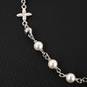 Louis Vuitton LV Pearls DA necklace featuring white pearls and Damier engraved metal beads, showcasing a classic design suitable for luxury fashion accessories.