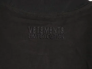 Vetements T-shirt limited edition black cotton fabric with embroidered logo close-up