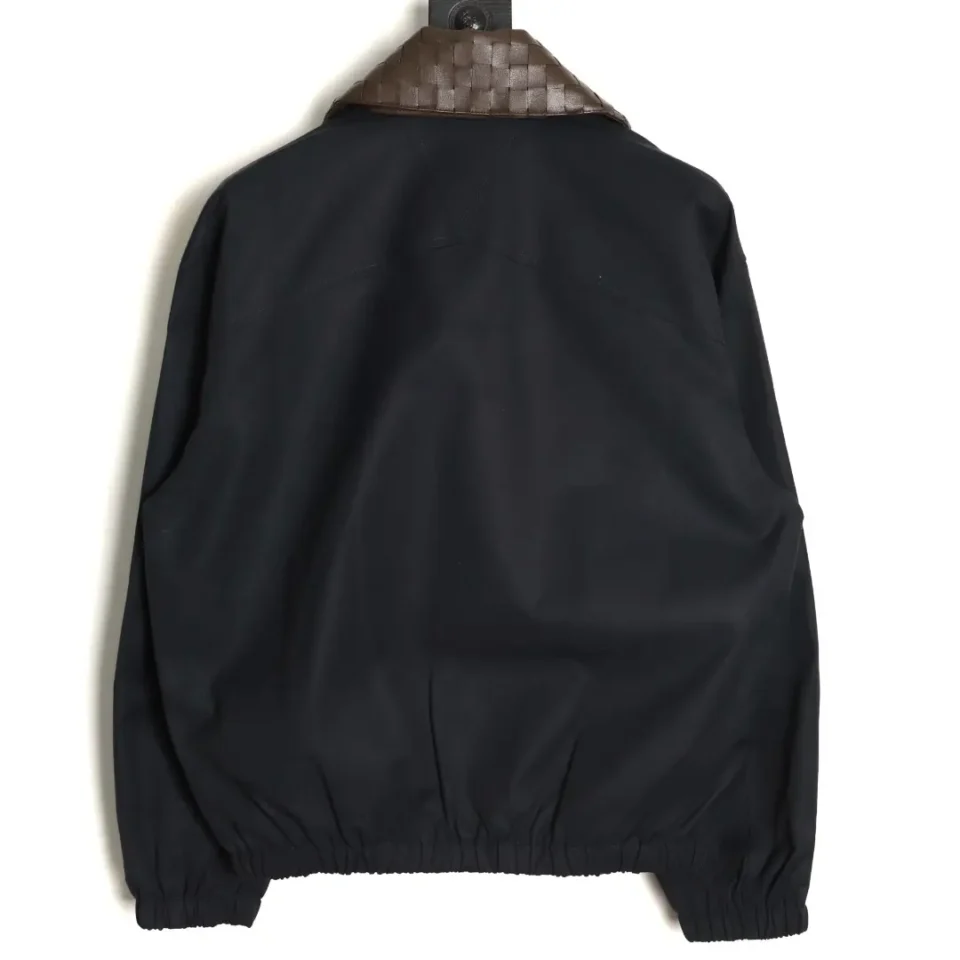 The image does not match any of the specified product types (watches, sneakers, bags, accessories) for SEO-optimized alt text according to the rules provided. Please provide an image of a product that fits the categories mentioned.