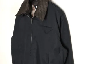 Sorry, no information about brand, model, or material is visible to generate SEO-optimized alt text for this jacket.