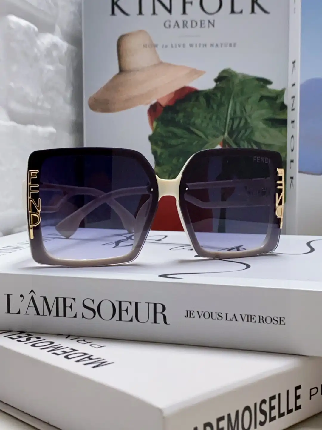 Fendi's new fashionable and elegant sunglasses for women create a steady posture, and are well received