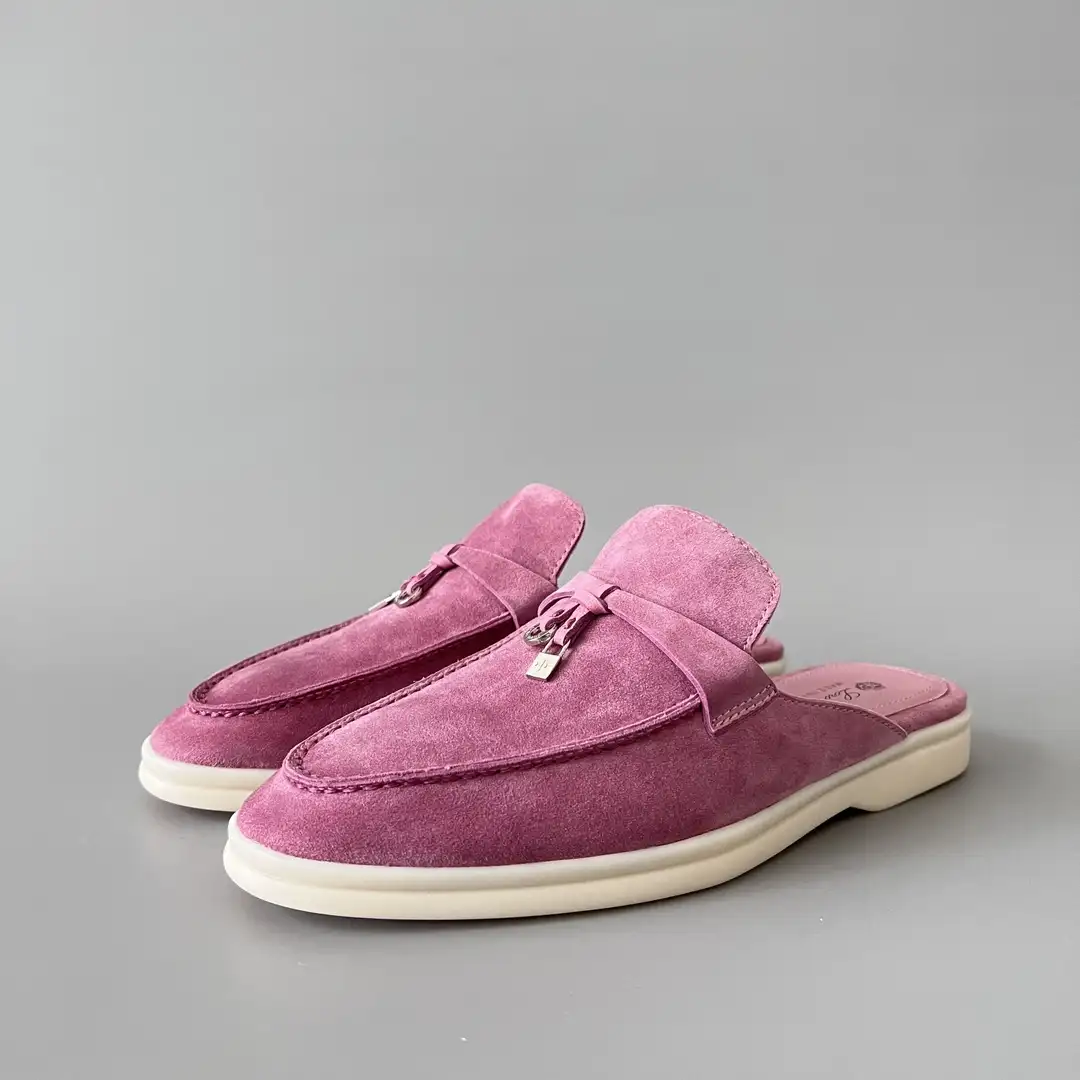 Loro Piana has a round head and a low cut, half dragged purple red color.Code: 4
